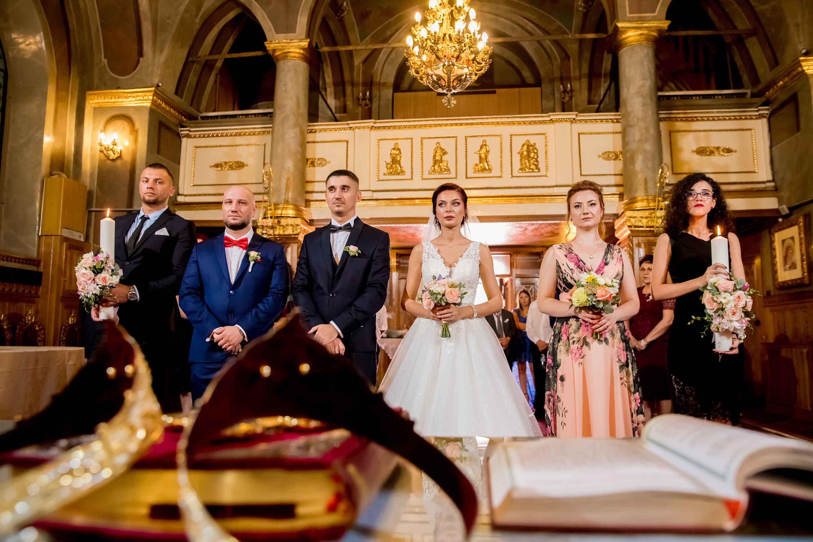 mirii nasii si domnisoarii de onoare in biserica in Bucuresti